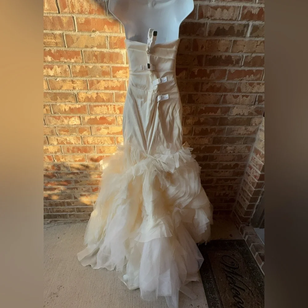 Vera Wang Kathleen Strapless Cream wedding Gown size 4 - Picture 6 of 14